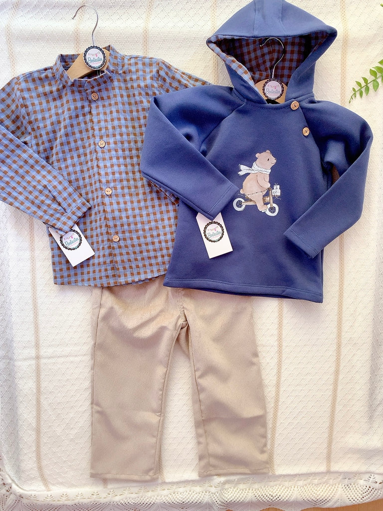 Conjunto 3 piezas pantalón color caqui pana, camisa cuadros azul con café con suéter