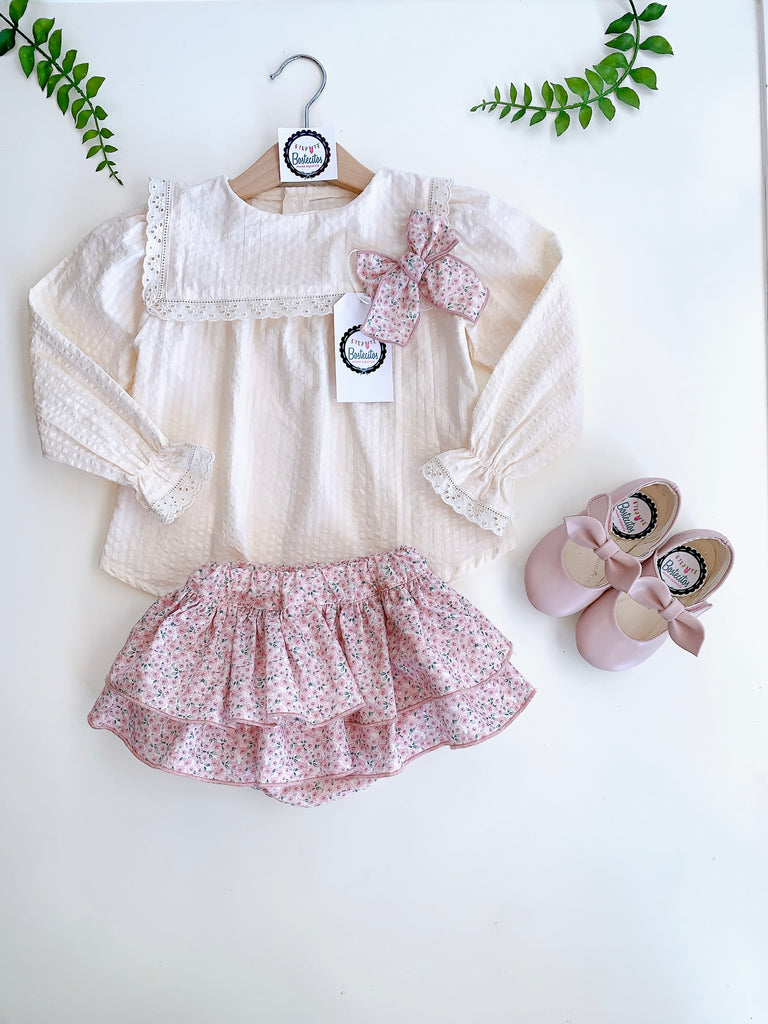 Blusa beige con moño flores  y faldita calzón (24 meses)