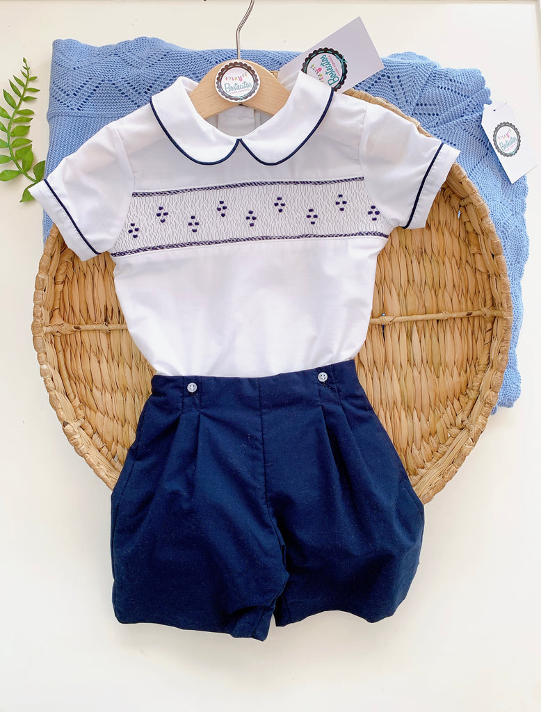Conjunto short azul marino, camisa blanca bordada