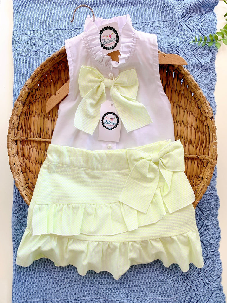 CONJUNTO BLUSA BLANCA MOÑO FALDA VERDE