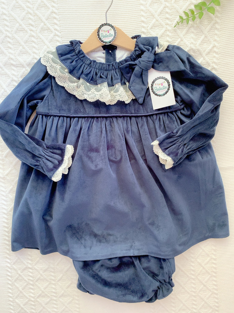 Vestido con calzón azul marino con cuello beige y moño