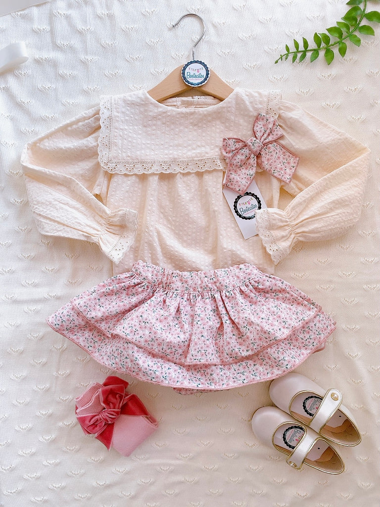 Blusa beige con moño flores  y faldita calzón (24 meses)
