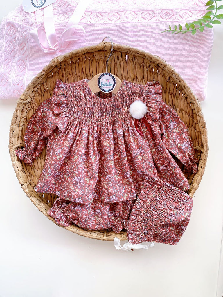 Vestido tinto flores, con gorrito