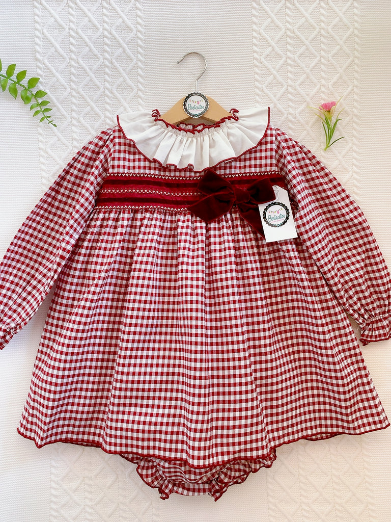 Vestido cuadros tinto con moño tinto, cuello blanco con calzón