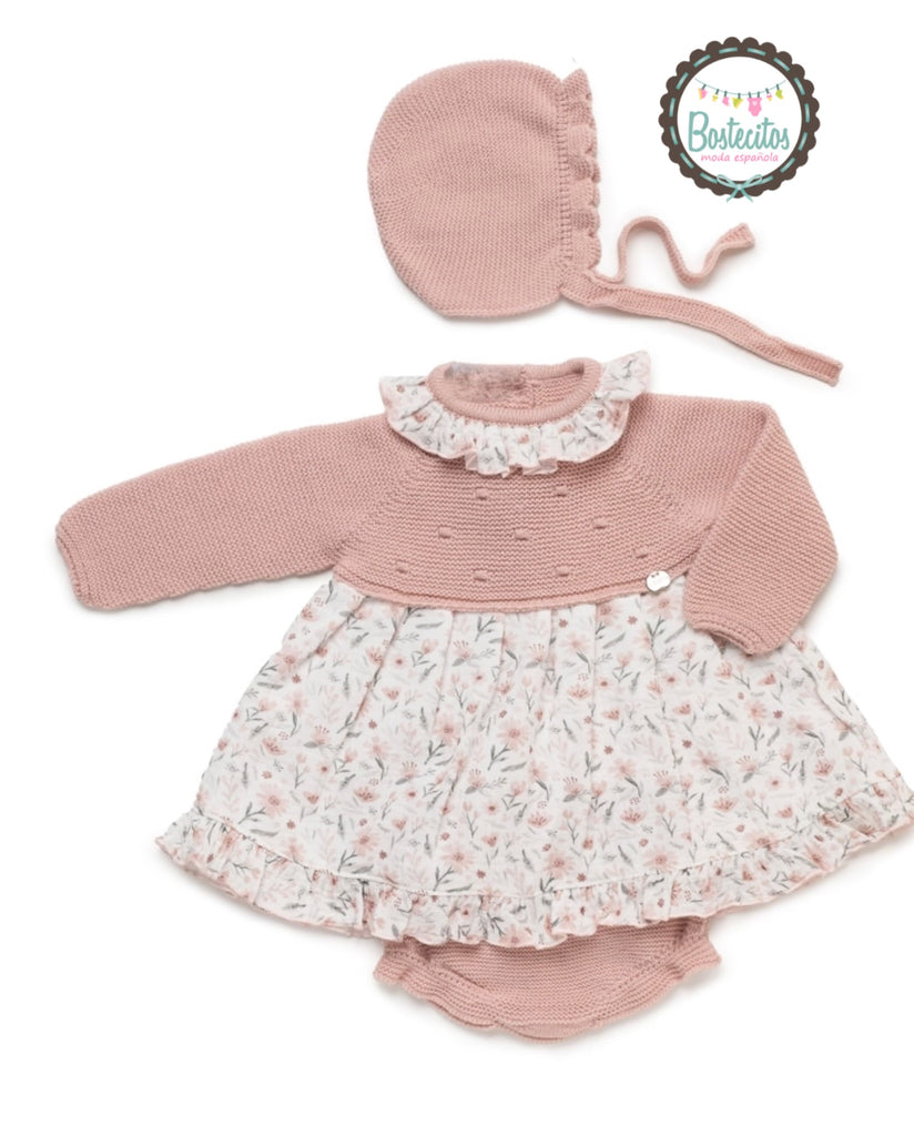 Vestido tejido con calzón y gorro rosa palo