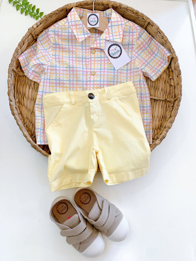 Conjunto camisa cuadros amarillos con rayas azul y rosa y short amarillo