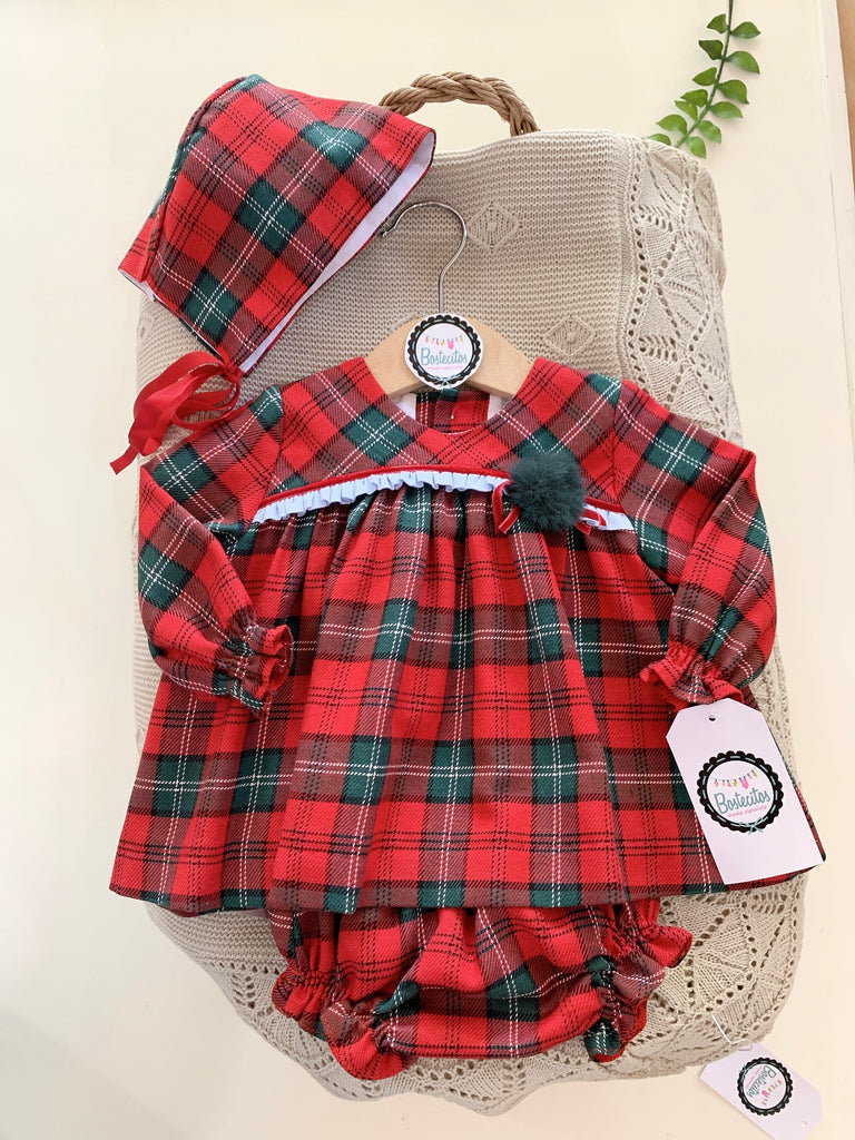 Conjunto rojo cuadros verdes con pompón verde 3 piezas gorro, vestido y calzón