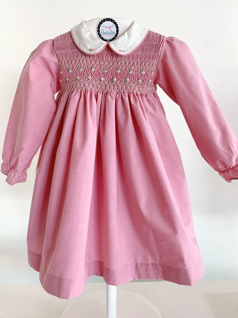 Vestido rosa palo punto smock bordado a mano flores en cuello