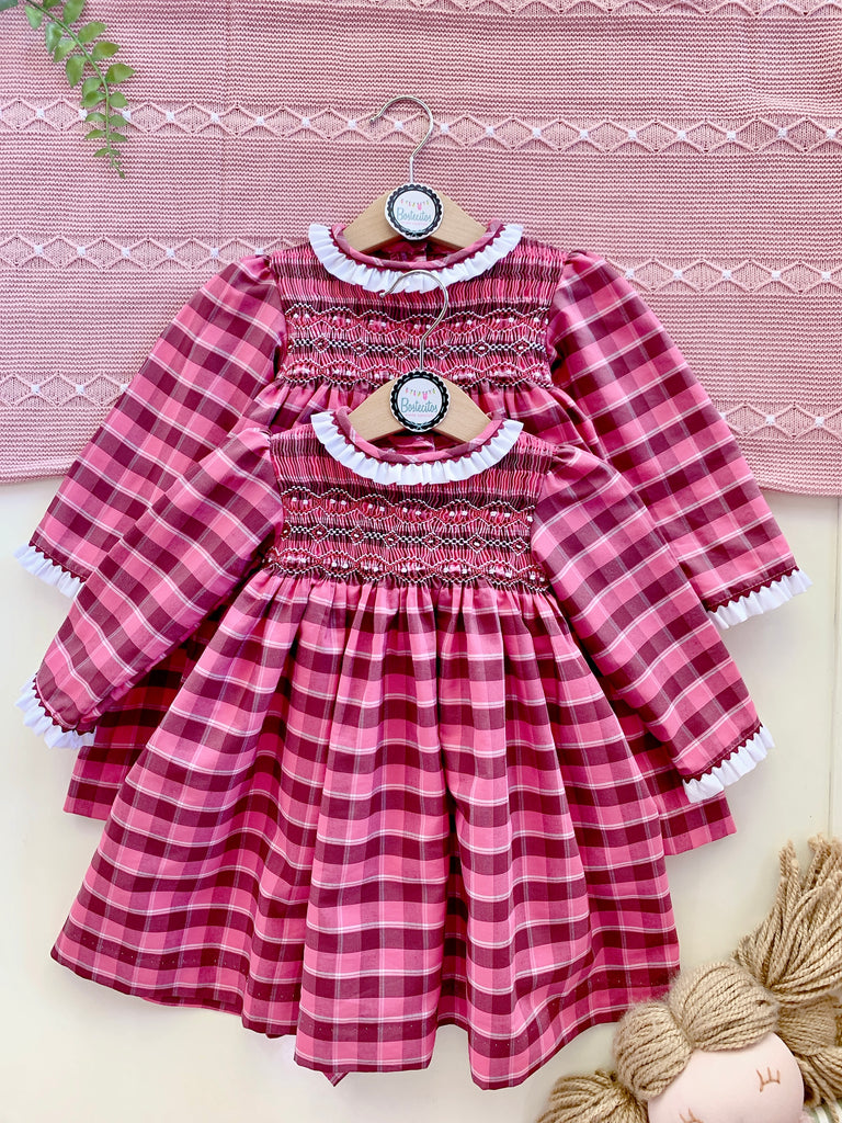 Vestido cuadros rosa con tinto bordados a mano