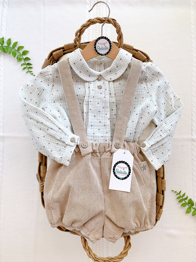 Conjunto short con tirantes café pana con camisa estrellita