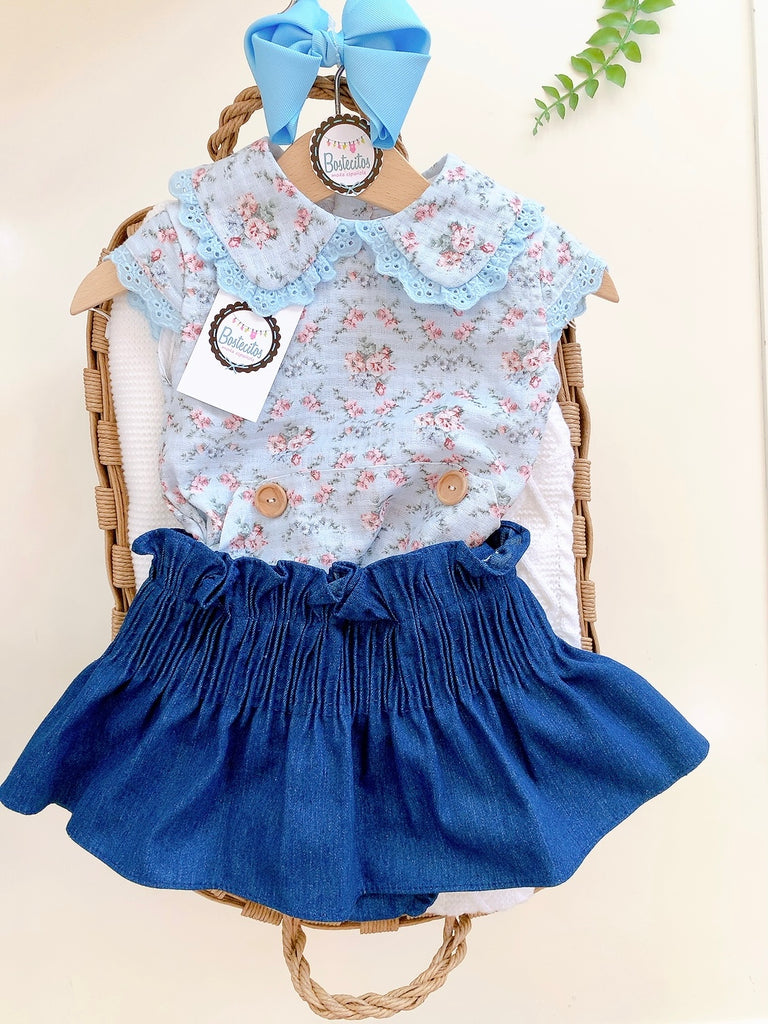 CONJUNTO BLUSA AZUL FLORES CON CALZÓN FALDA MEZCLILLA (18 MESES)