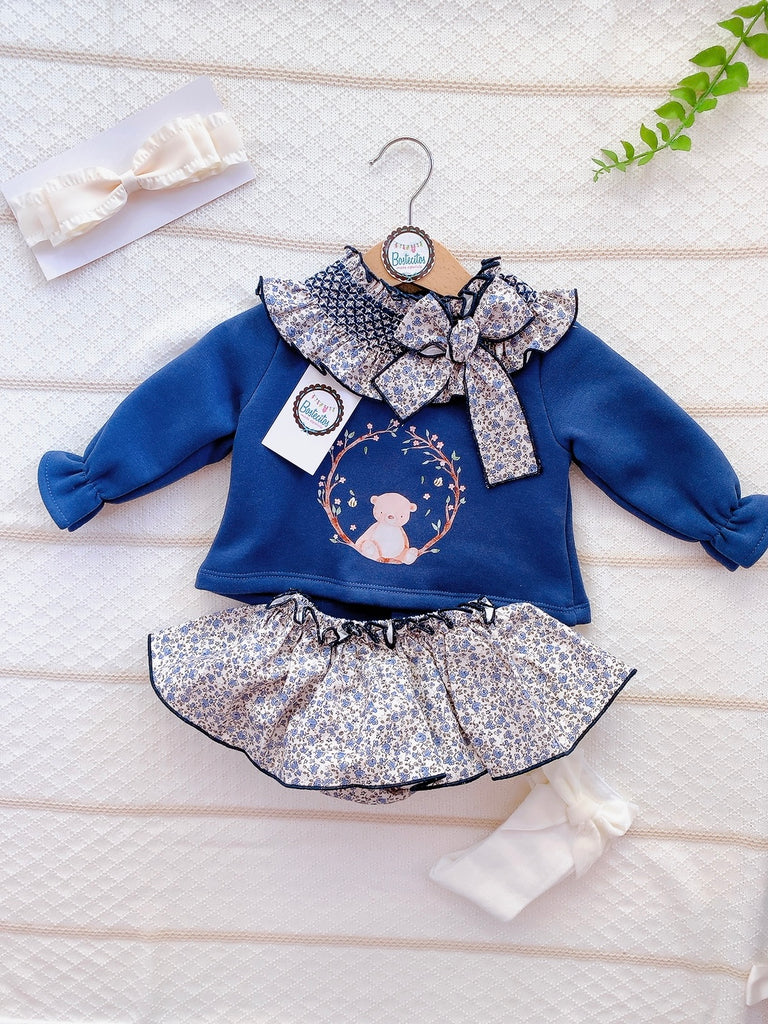 Conjunto suéter azul marino con cuello bordado con moño y falda calzón estampado flores azules (6 meses)