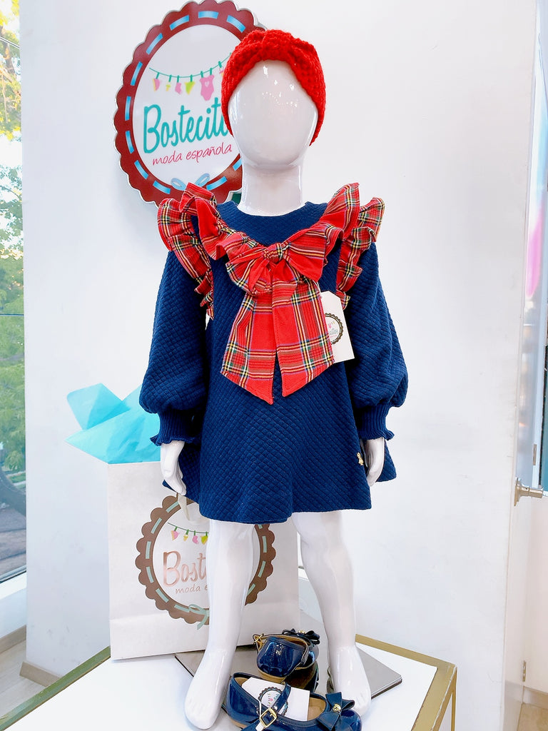 Vestido azul marino, con moño rojo de cuadros