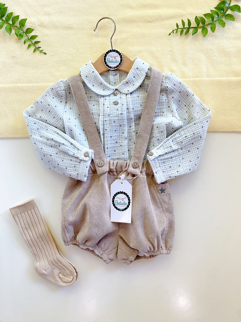 Conjunto short con tirantes café pana con camisa estrellita
