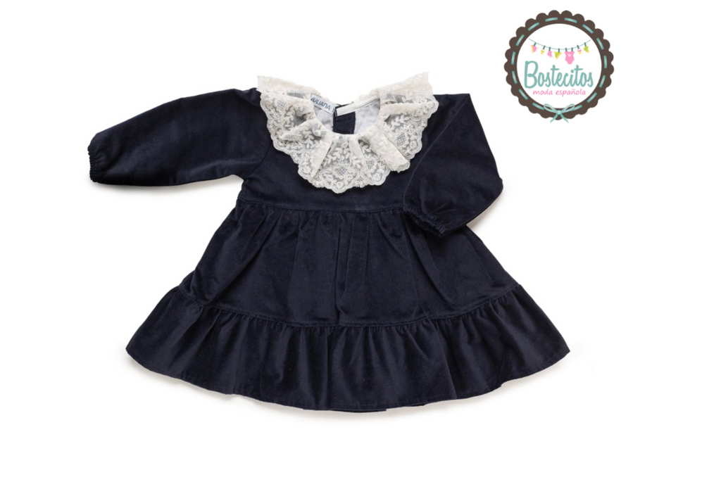 Vestido azul marino con cuello de encaje blanco