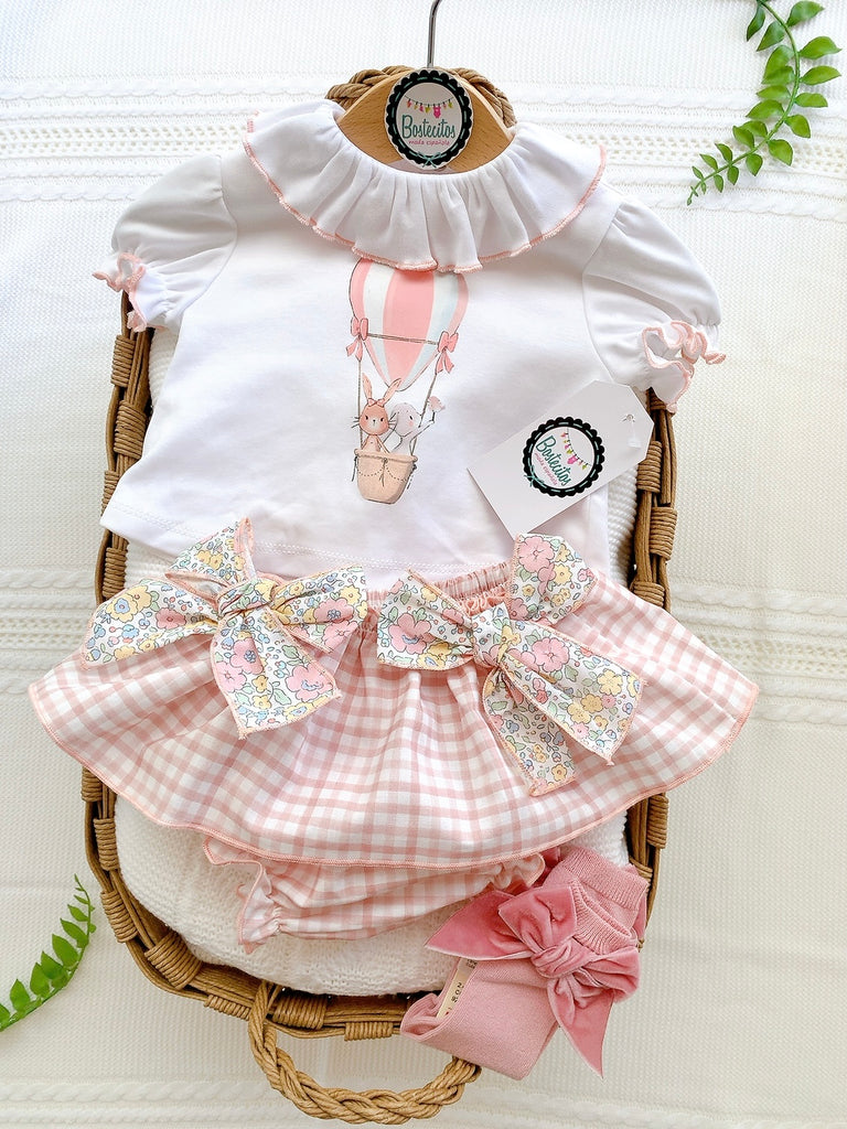 Conjunto español blusa blanca estampado globo con falda calzón cuatros con dos moños