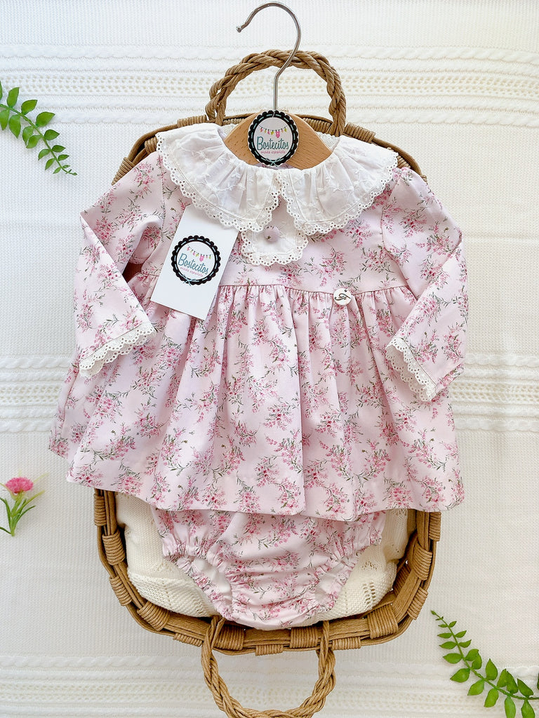 Vestido con calzón rosa bebé con estampado flores cuello con Olán blanco
