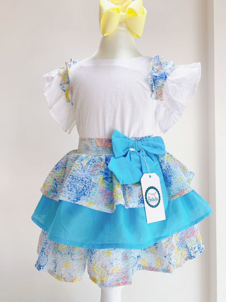 Conjunto falda azul y moño con blusa blanca