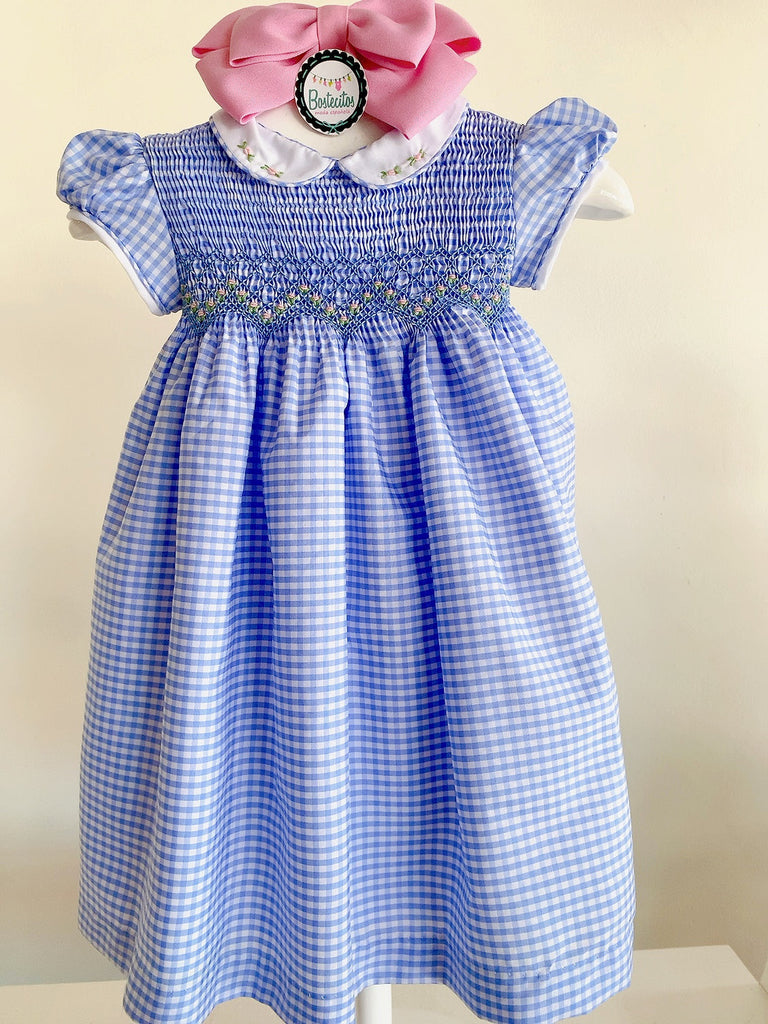 Vestido cuadros azules con blanco bordado a mano con flores bordadas en cuello blanco
