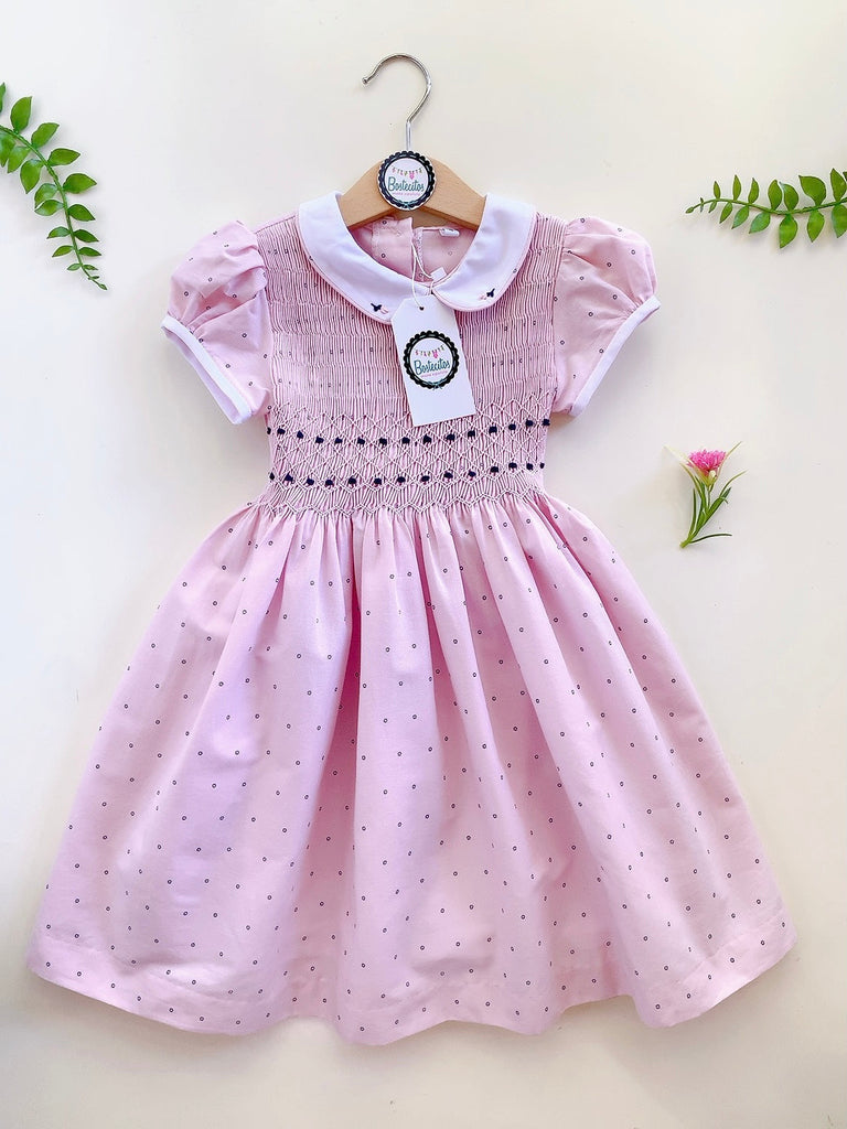 Vestido rosa bordado a mano bolitas azul y flor en el cuello