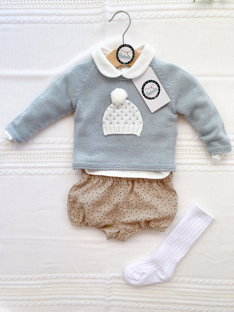 Conjunto Niño short café con camisa blanca y suéter azul  con gorro bordado en suéter