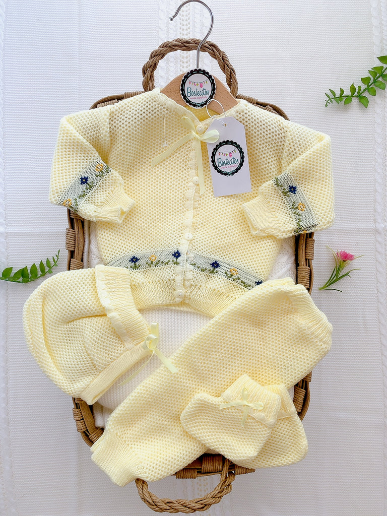 Conjunto tejido amarillo con detalles de flores gorro, suéter, pantalón y zapatitos (3 meses)