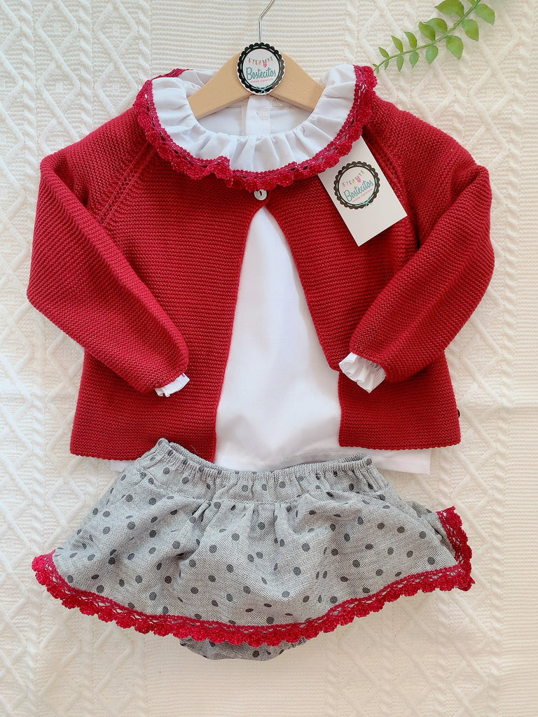 Conjunto 3 piezas, calzón falda gris, blusa blanca cuello bordado y suéter tinto (24 meses)