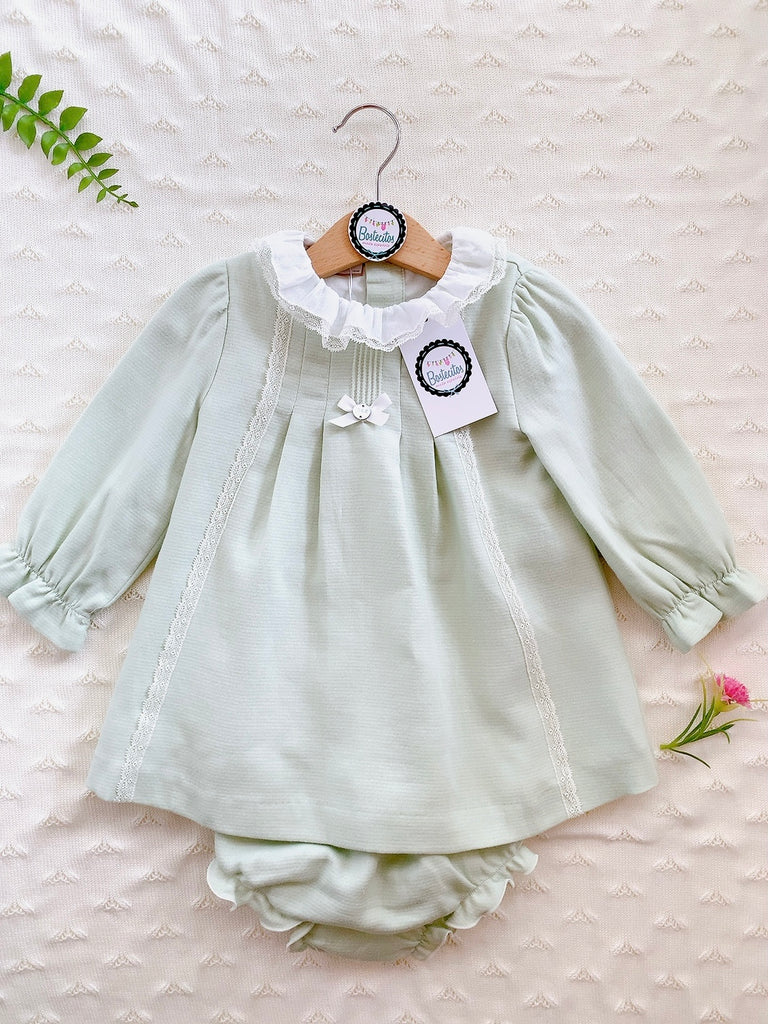 Vestido corto verde con calzón y encaje beige