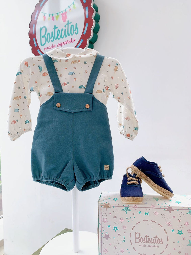 Conjunto short con tirantes azul verde con camisa estampada casitas de acampar