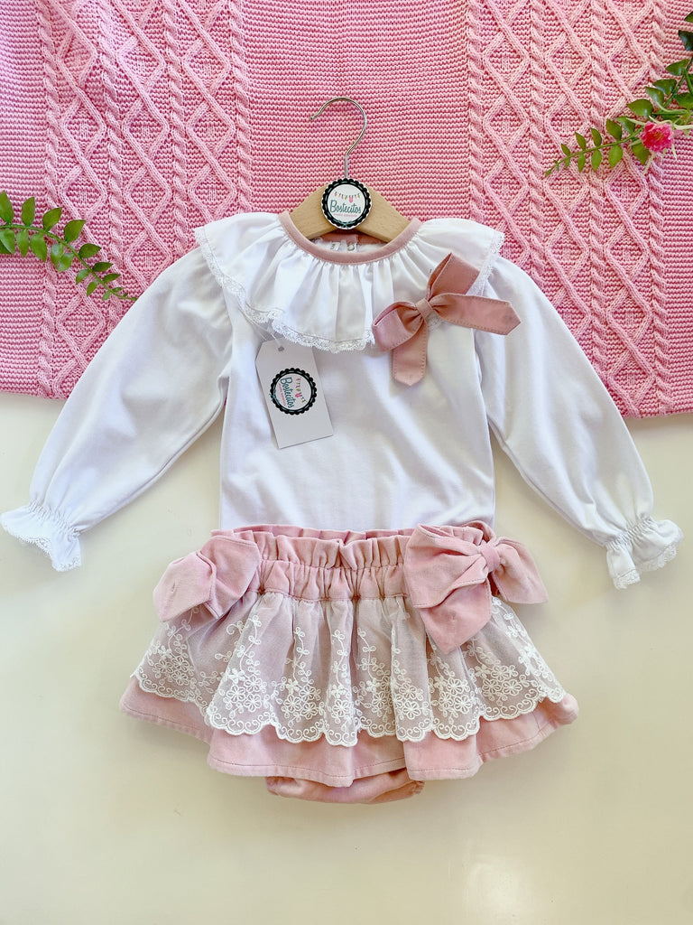 Conjunto blusa con falda terciopelo rosa con moños a los lados y Olán