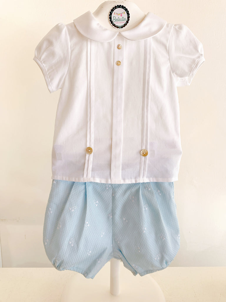 Conjunto short azul detalles cerezas blancas con camisa blanca plisada