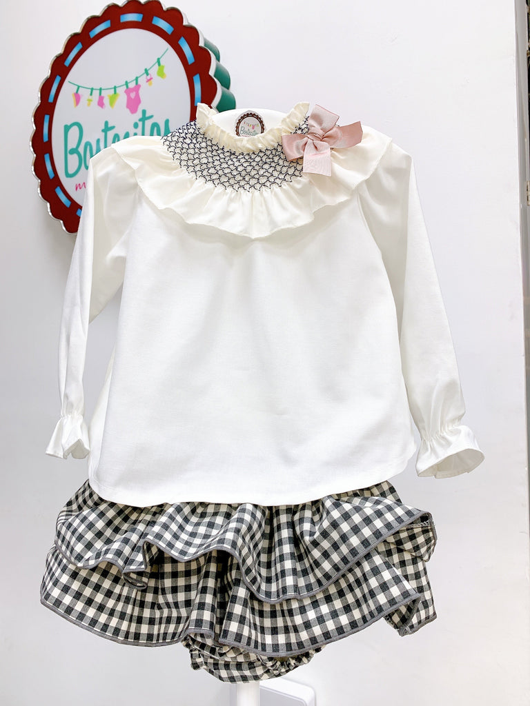 Blusa bordada del cuello blanca con negro y moño rosa