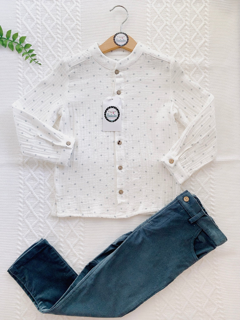 Pantalón con camisa de estrellas blanca