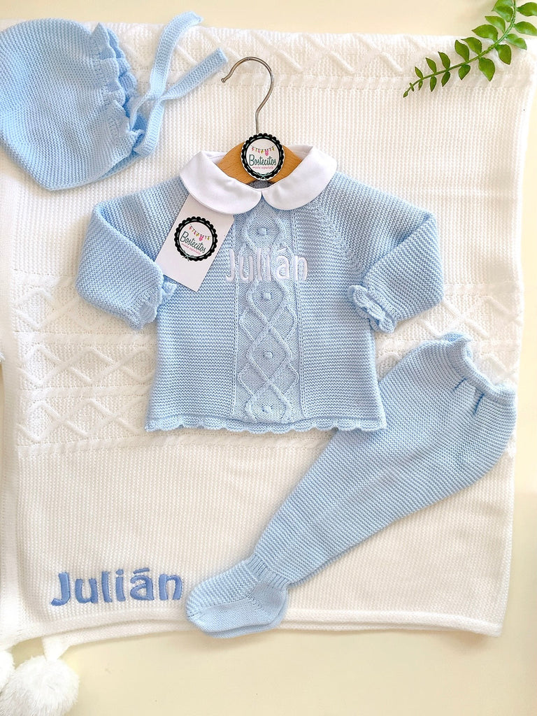 Tejido azul con cuello blanco