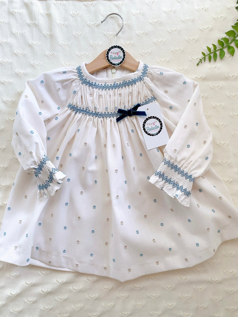 Vestido beige mangas bordadas azules