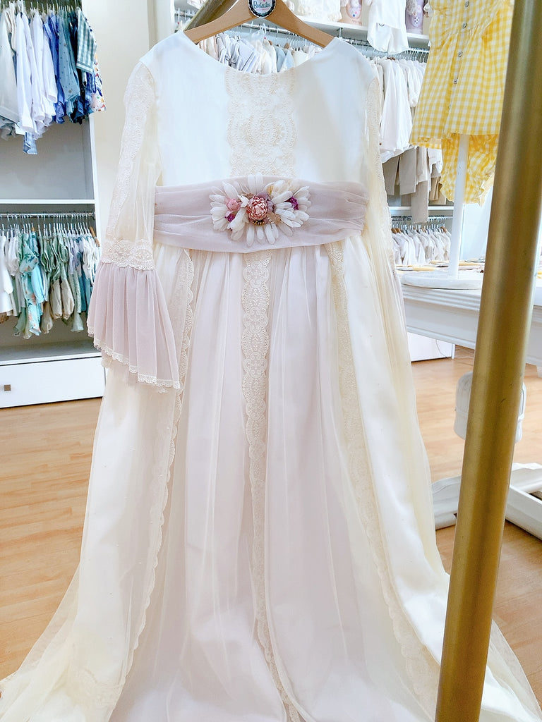 VESTIDO BEIGE CON ENCAJE COMUNIÓN (16 AÑOS)