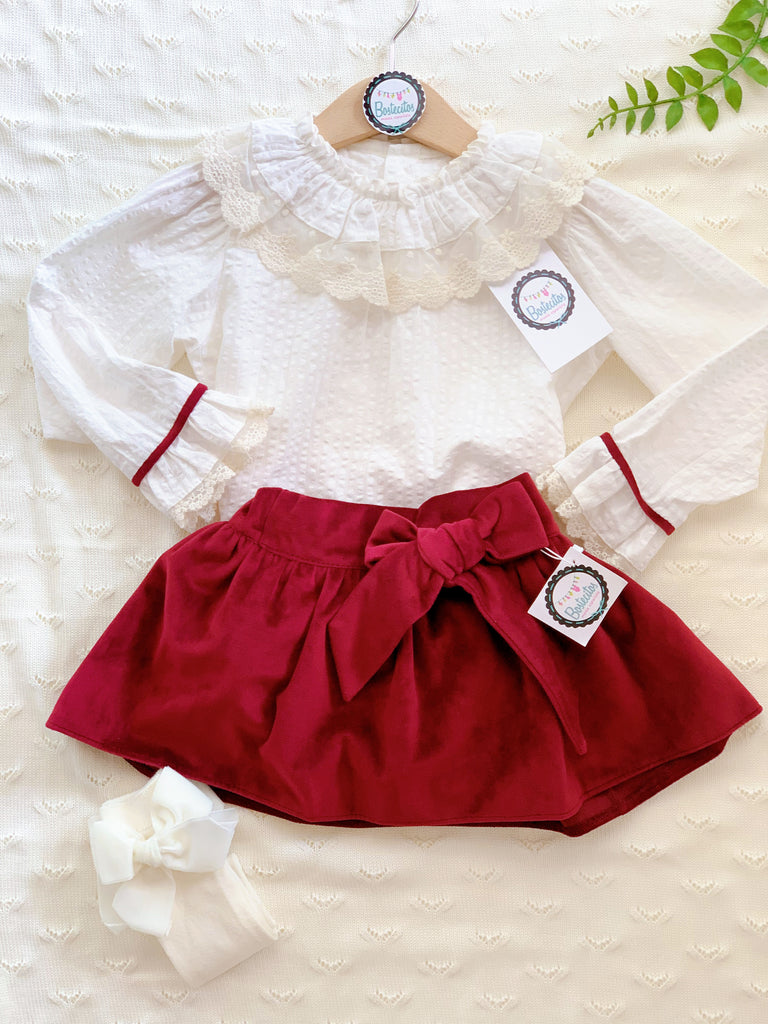 Falda tinta terciopelo con blusa blanca Olán