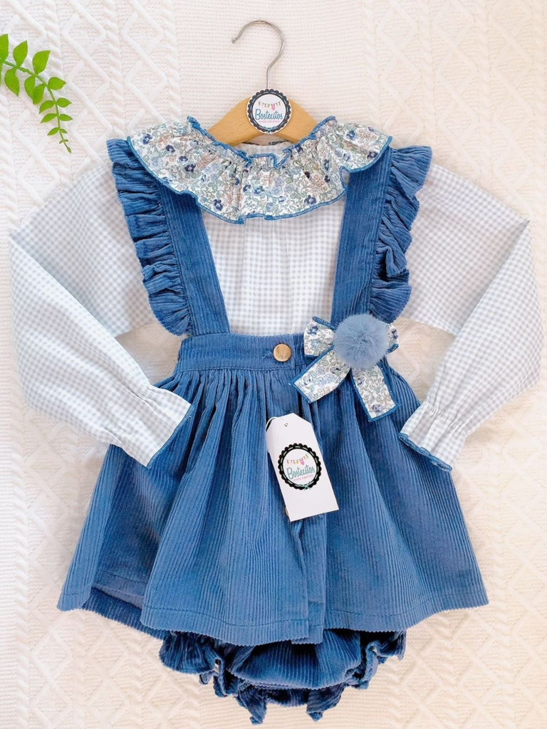 Falda con tirantes azul con blusa cuello flores y calzón