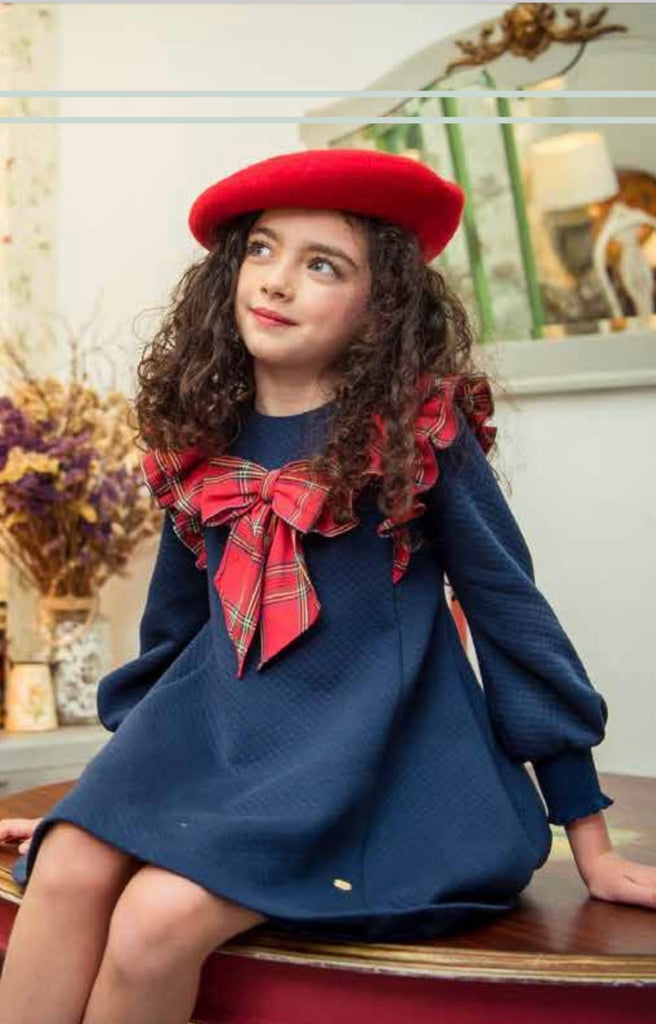 Vestido azul marino, con moño rojo de cuadros