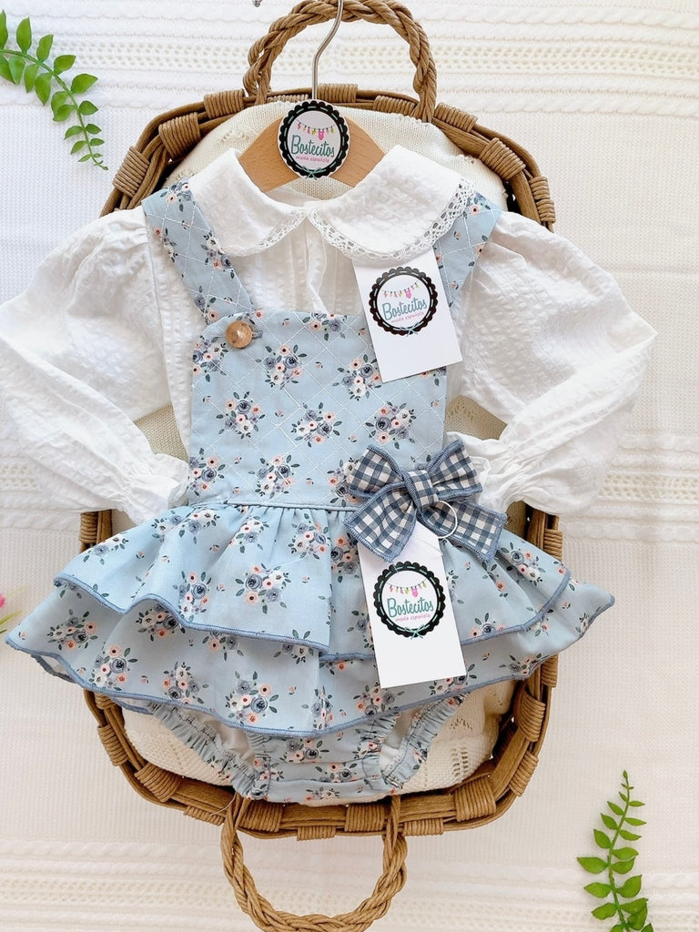 Ranita azul flores con moño cuadrado y camisa manga larga blanca