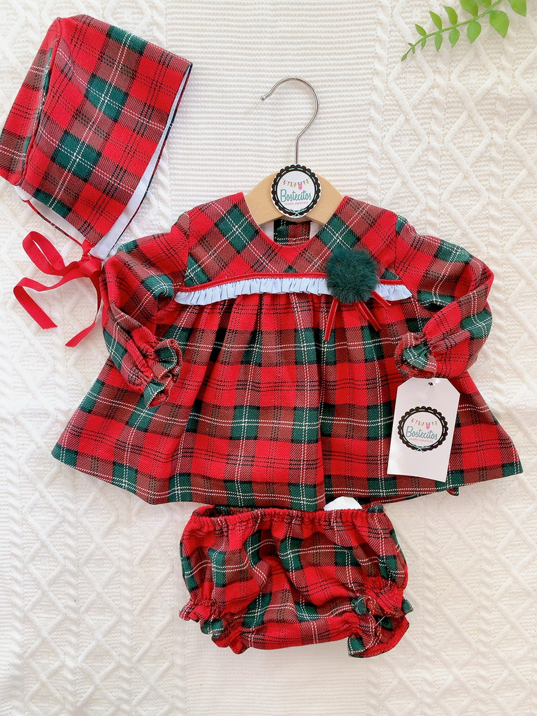 Conjunto rojo cuadros verdes con pompón verde 3 piezas gorro, vestido y calzón