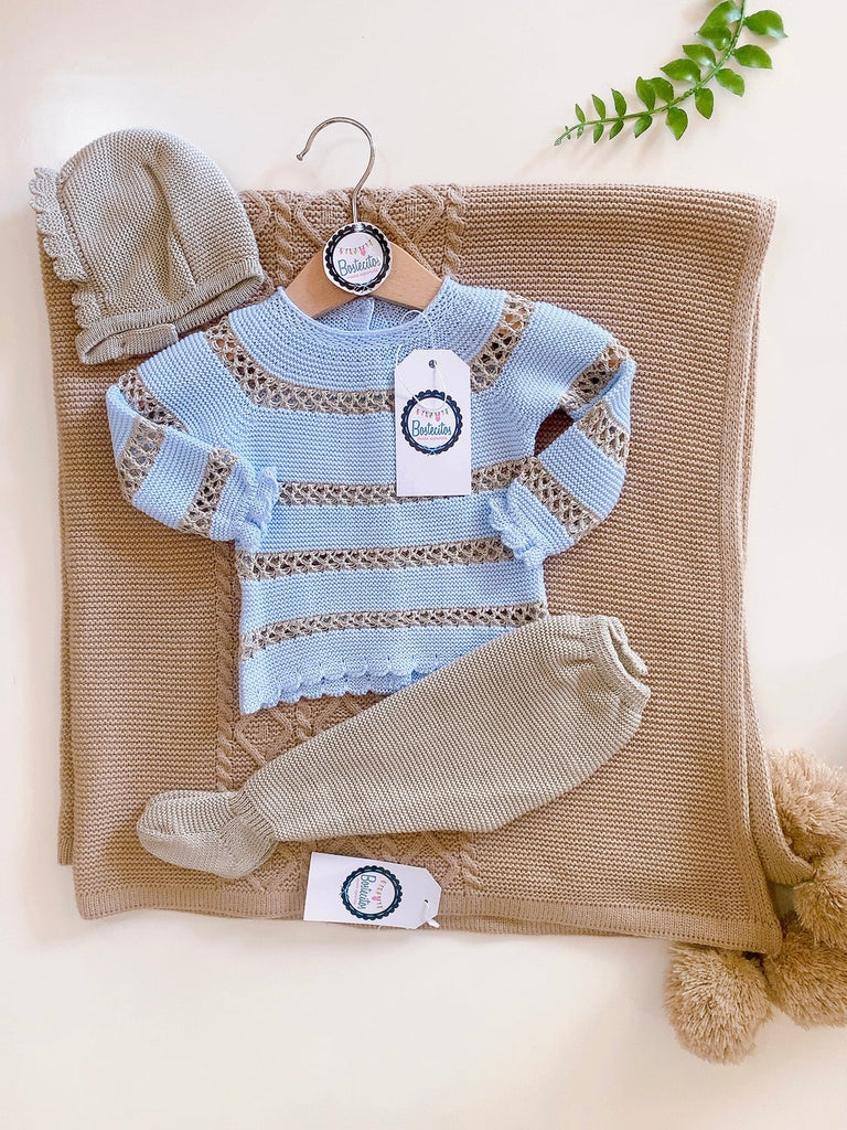 CONJUNTO TEJIDO AZUL LINEAS BEIGE 3P (gorro, pantalón y suetercito) (3 meses)