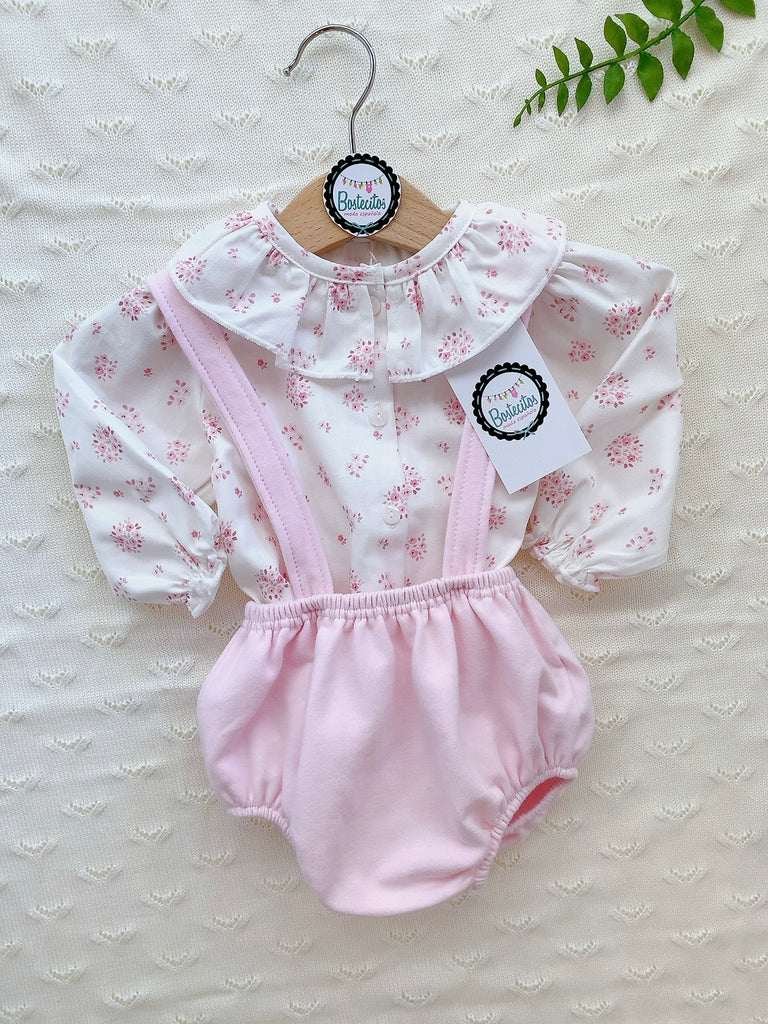 Conjunto español  overol de calzón rosa bebé con camisa manga larga estampado flores e