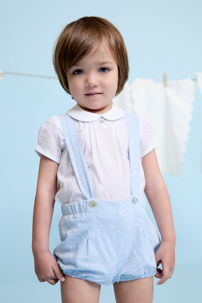 Conjunto short con tirantes plumeti azul bebé con camisa blanca