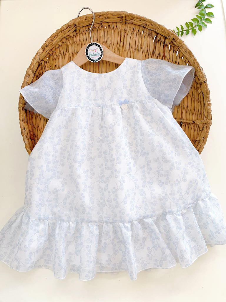 Vestido blanco con azul bebé flores manga y moño atras