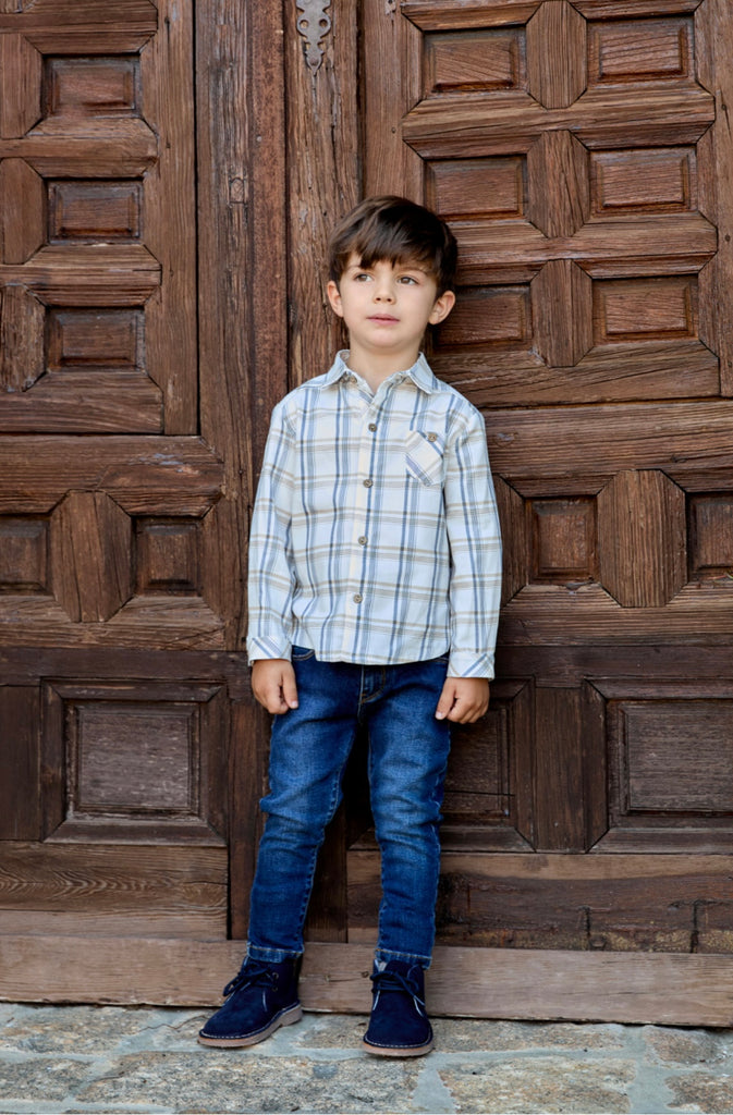 Camisa cuadros beige con azul con pantalón de mezclilla