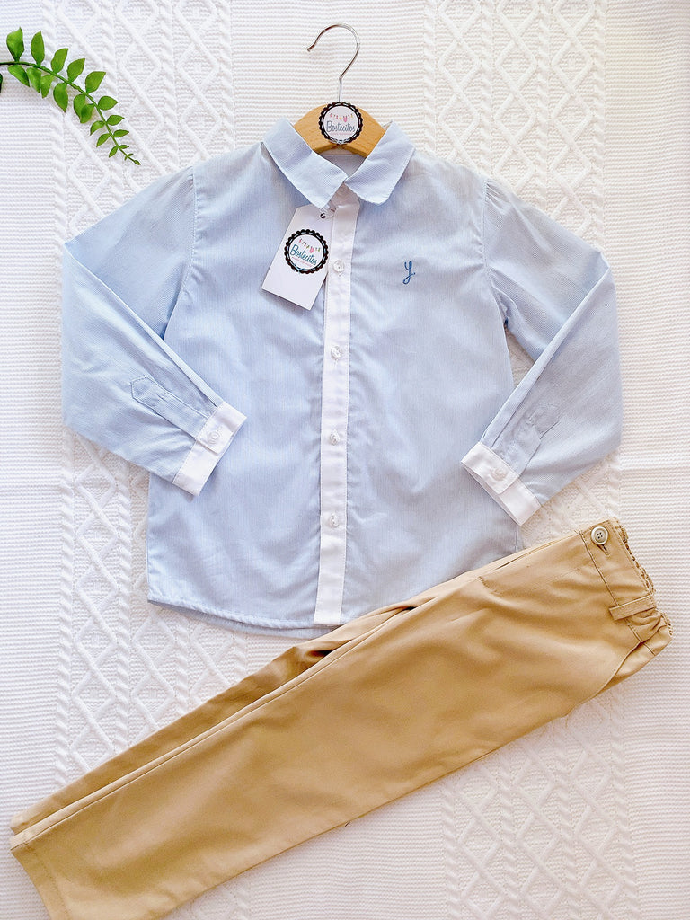 Conjunto pantalón beige y camisa azul claro