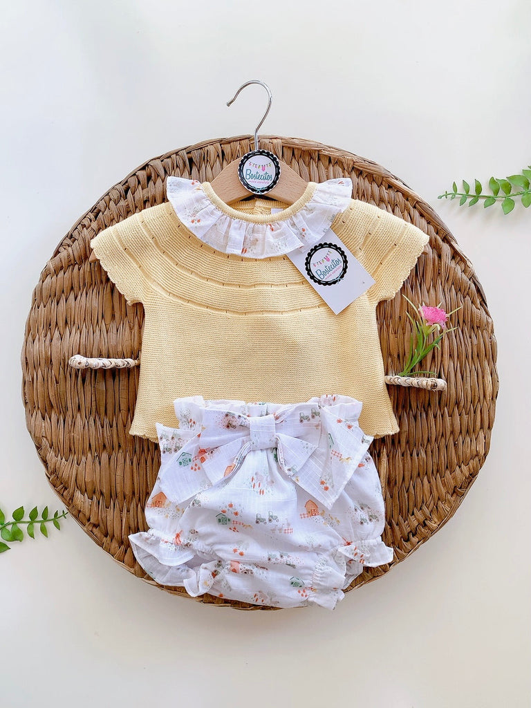 Blusa tejida amarilla con calzón con moño