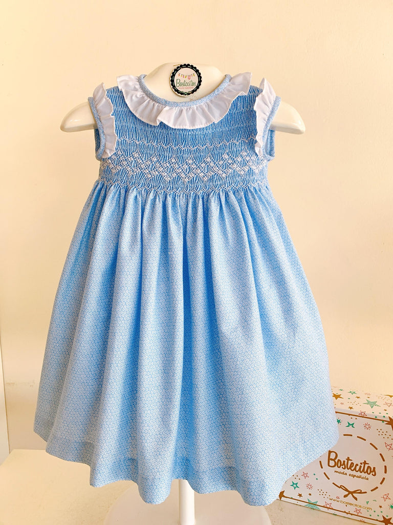 Vestido bordado a mano azul cielo con cuello blanco