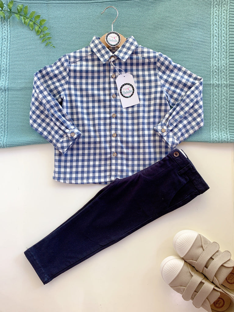 Conjunto pantalón de pana azul marino con camisa cuadros azul con blanco